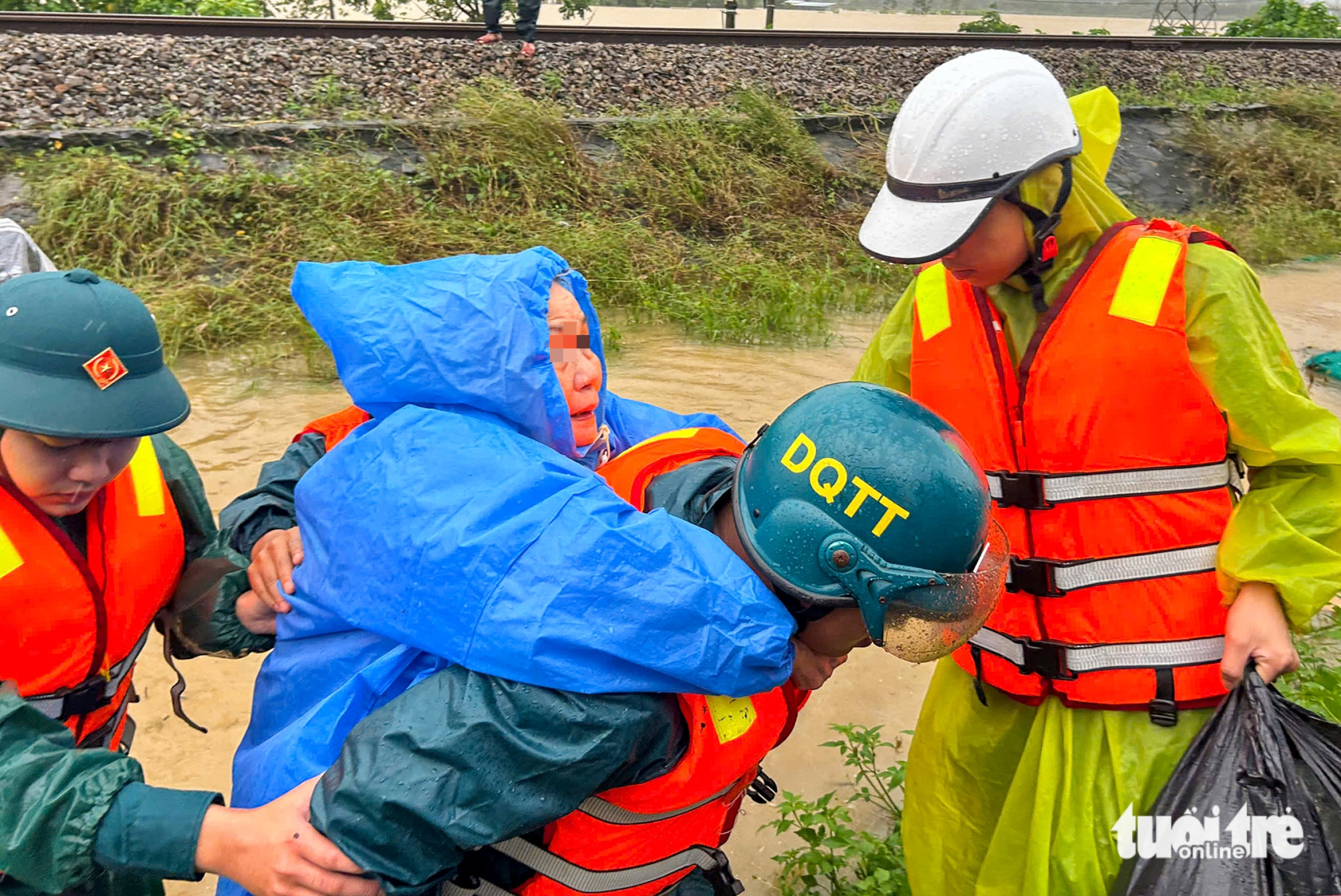 岘港:优先将洪水孤立地区的老人和儿童转移到安全地点